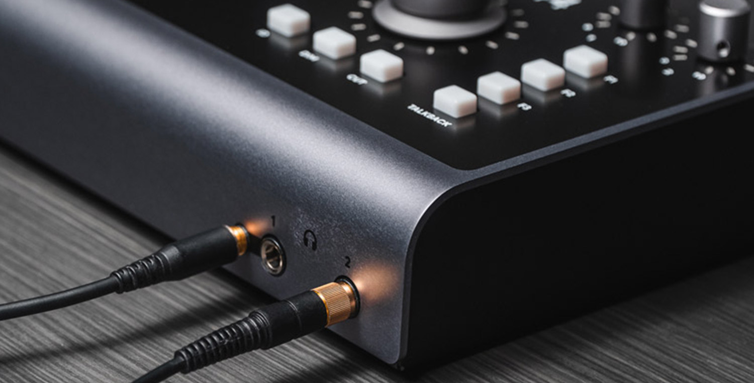 Audient iD44 MKII Headphone outputs